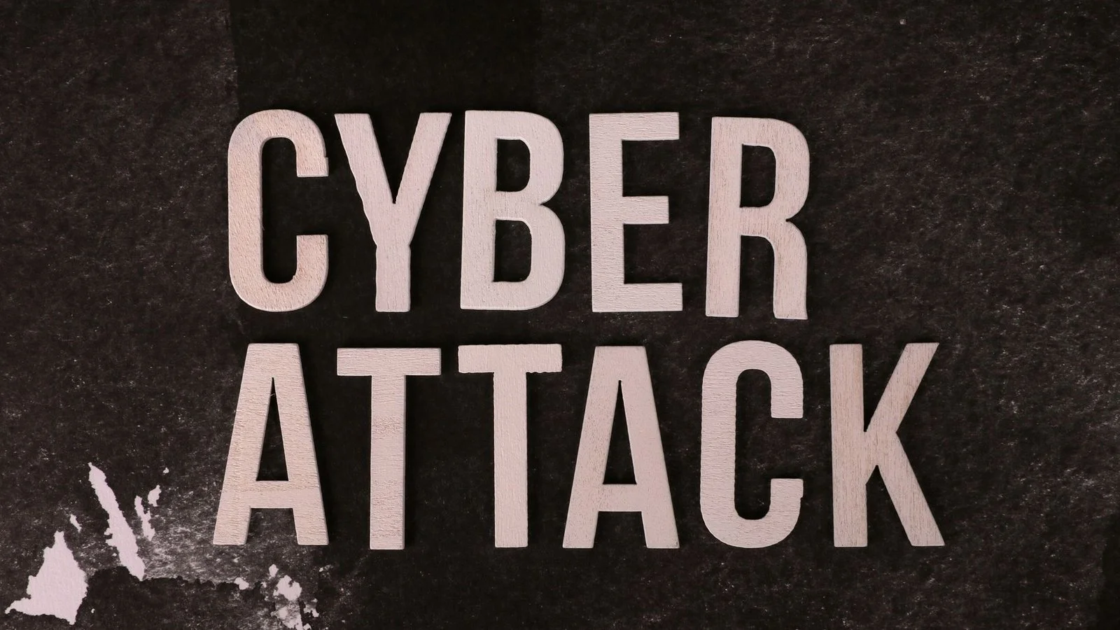 Cyberattaque sites piratés - texte Cyber Attack en lettres blanches sur fond noir