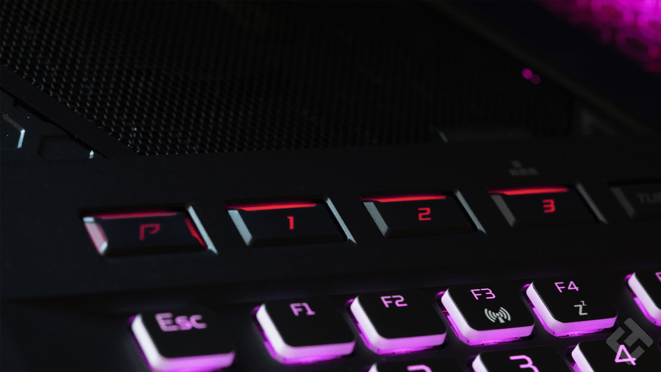 Acer Predator Helios 700 - Touches Macro