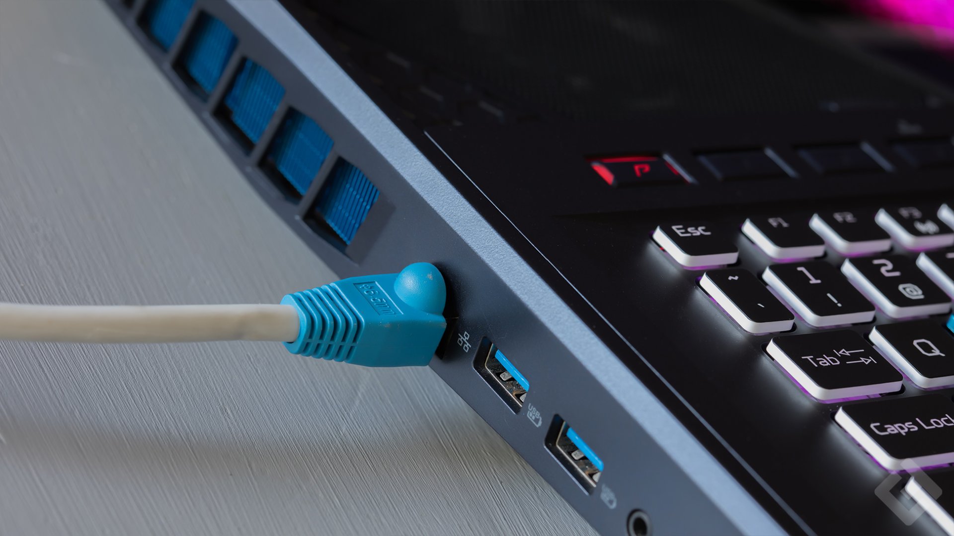 Acer Predator Helios 700 - Prise internet