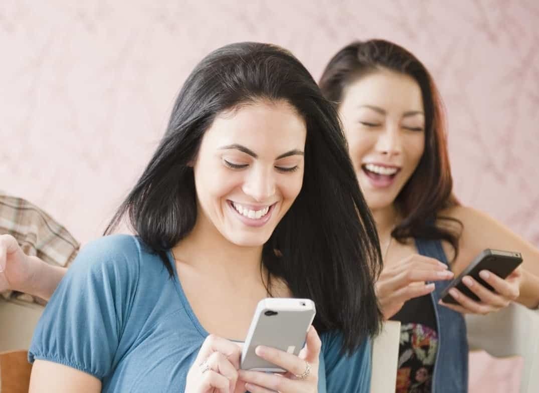 jeunes utilisant un smartphone