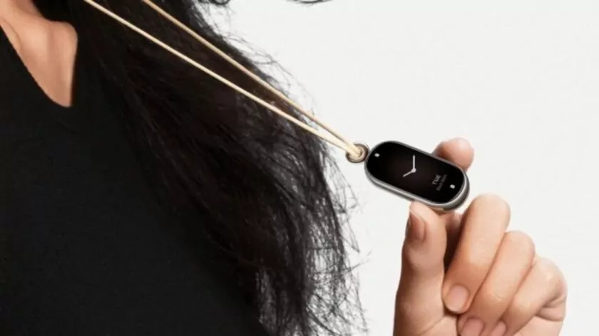 xiaomi mi band 8 porté autour du cou