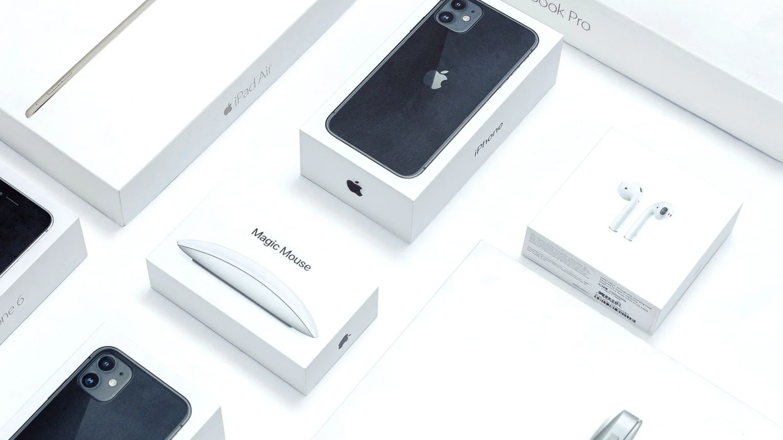 Boîtes produits Apple AirPods, iPhone et MacBook Pro déballés