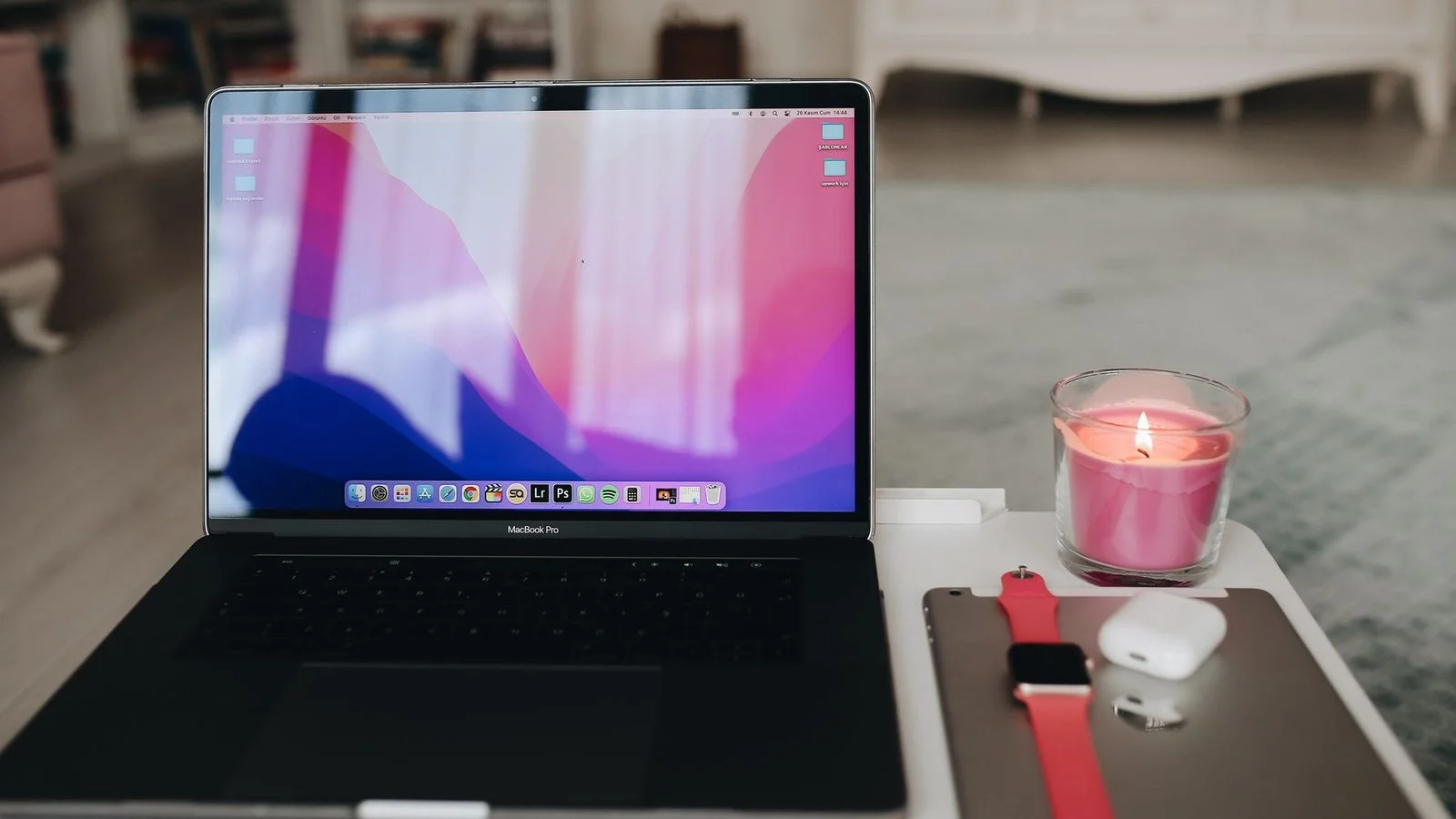 AirPods Pro et MacBook Pro sous macOS avec Apple Watch et iPad