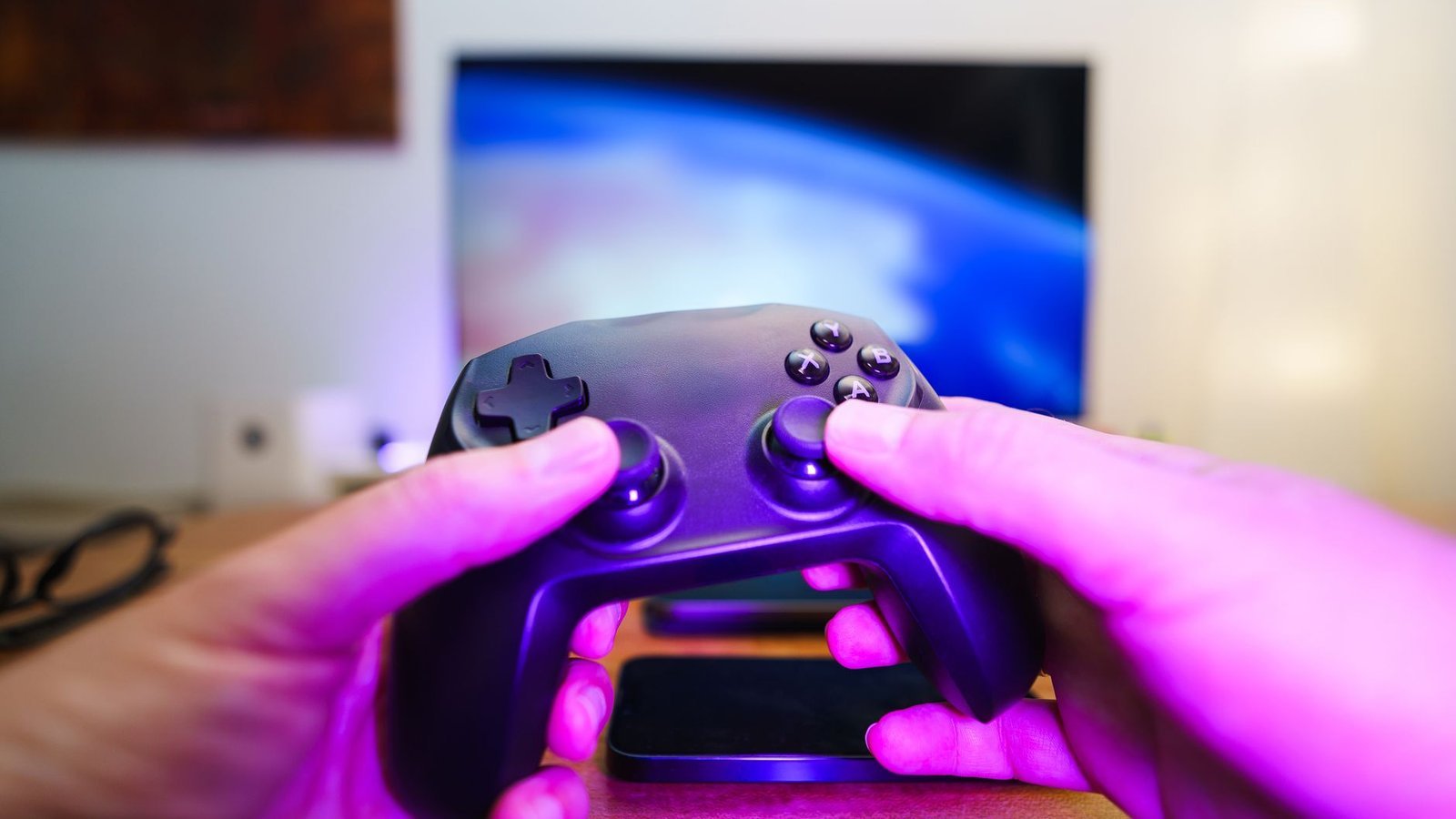 Cloud gaming Amazon Luna avec manette de jeu vidéo et écran allumé