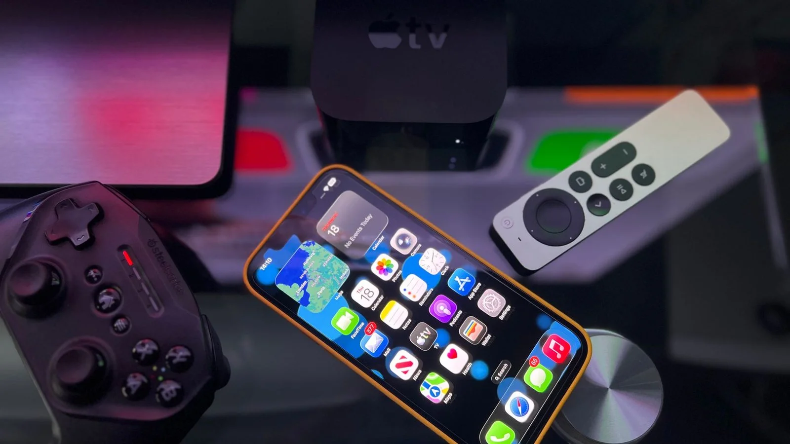 Apple TV box avec télécommande Siri Remote et iPhone, écosystème Apple
