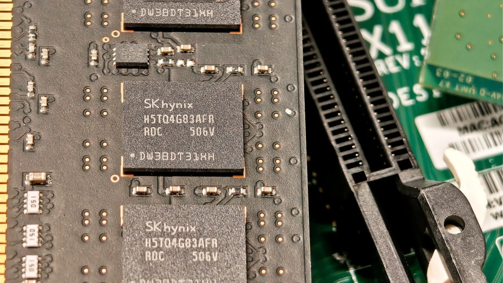 Puce mémoire SK Hynix H5TQ4G83AFR sur module RAM