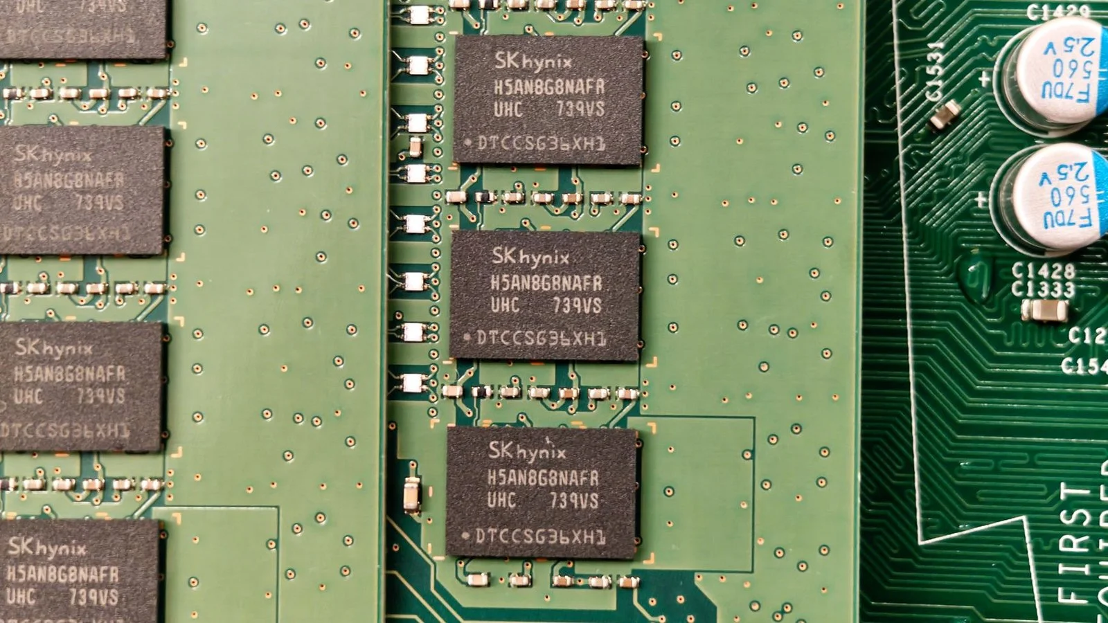 Puces mémoire SK Hynix H5AN8G8NAFR alignées sur module RAM DDR