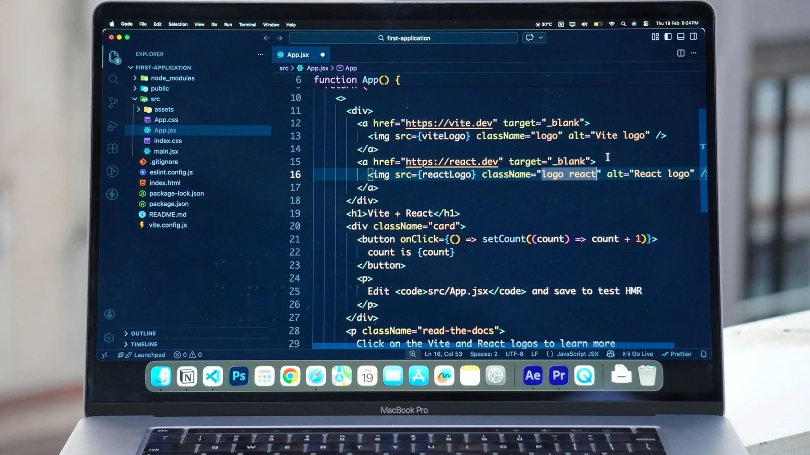 macOS Tahoe fuite code source sur MacBook Pro avec éditeur VS Code