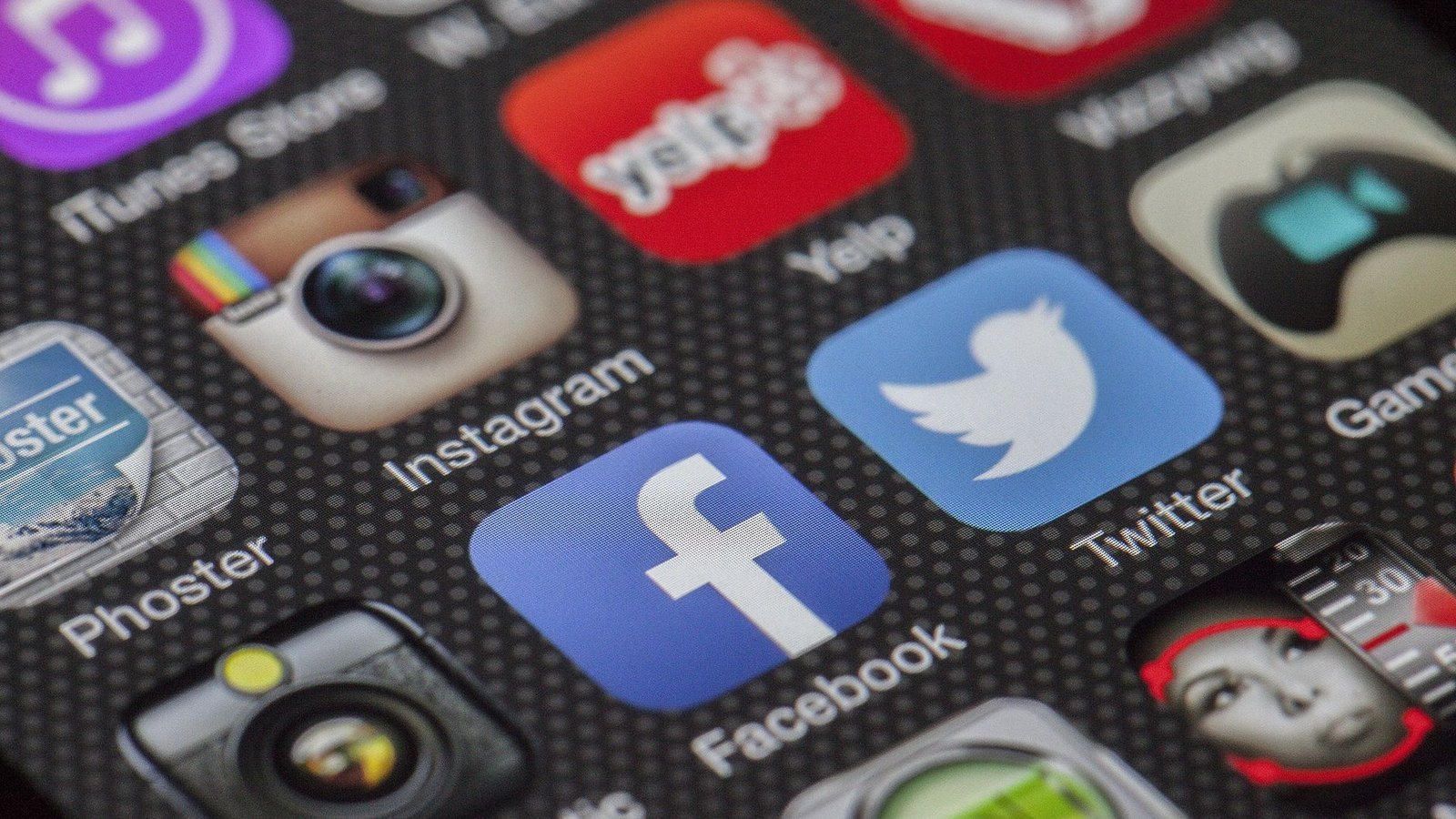Interdiction réseaux sociaux mineurs — icônes Facebook Instagram Twitter sur smartphone