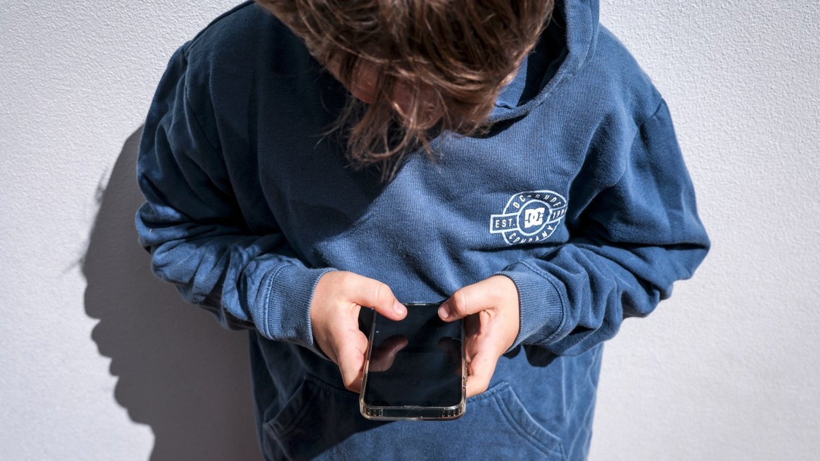 Après l'Australie, d'autres pays bannissent les réseaux sociaux pour mineurs