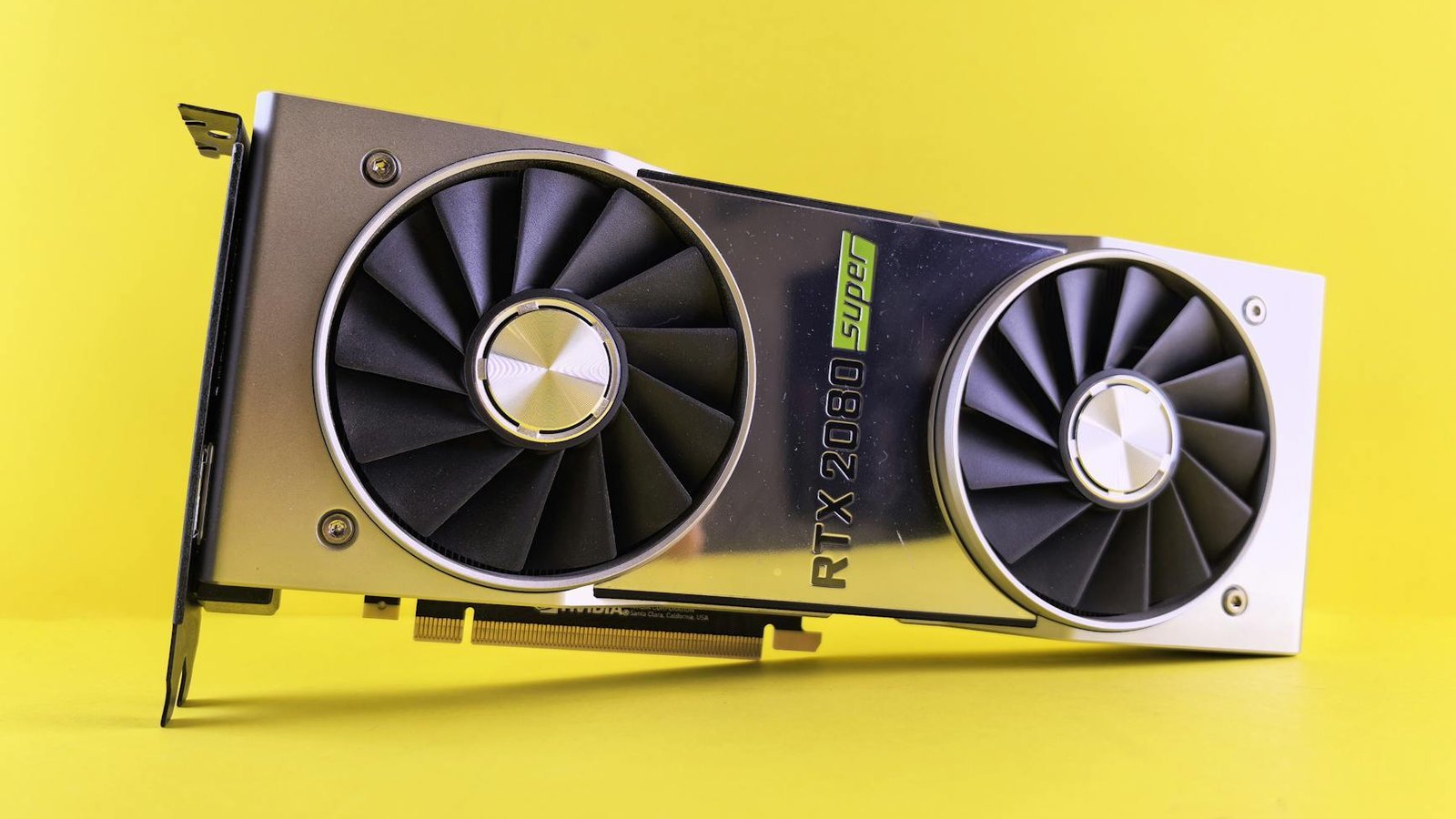 Carte graphique Nvidia RTX 2080 Super sur fond jaune vif