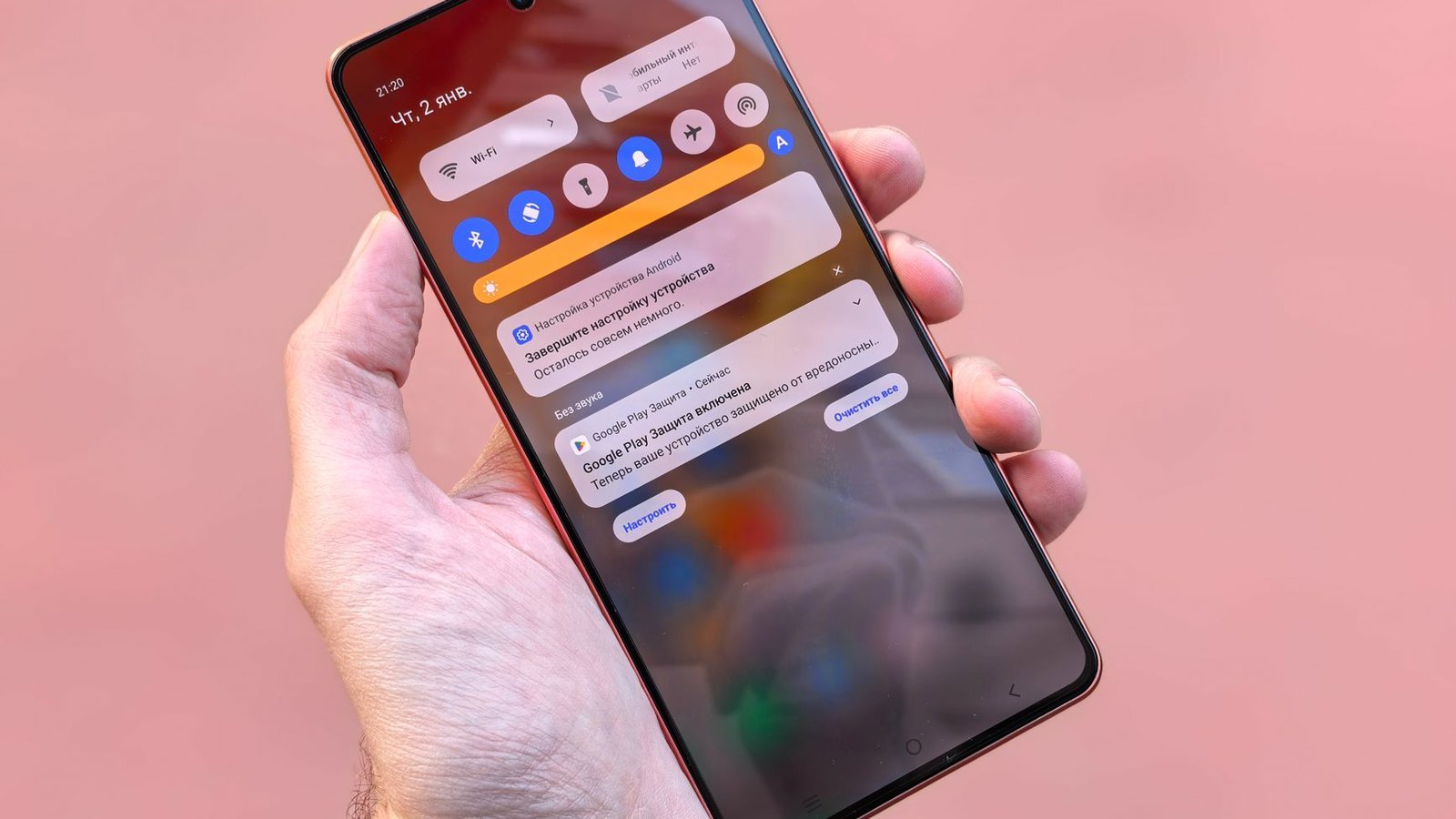 Quick Share Android sur smartphone avec panneau de notifications ouvert