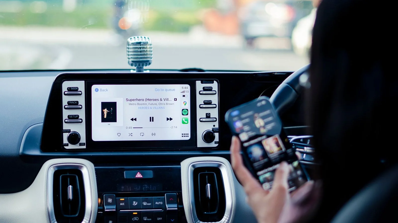 Apple CarPlay intégration iPhone écran véhicule musique Spotify