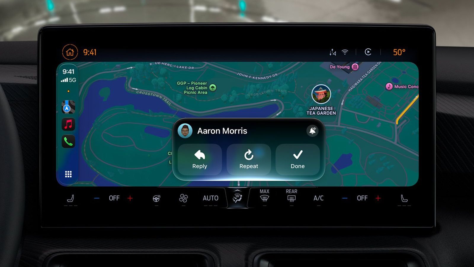 CarPlay iOS 27 avec notification Siri sur écran central de voiture