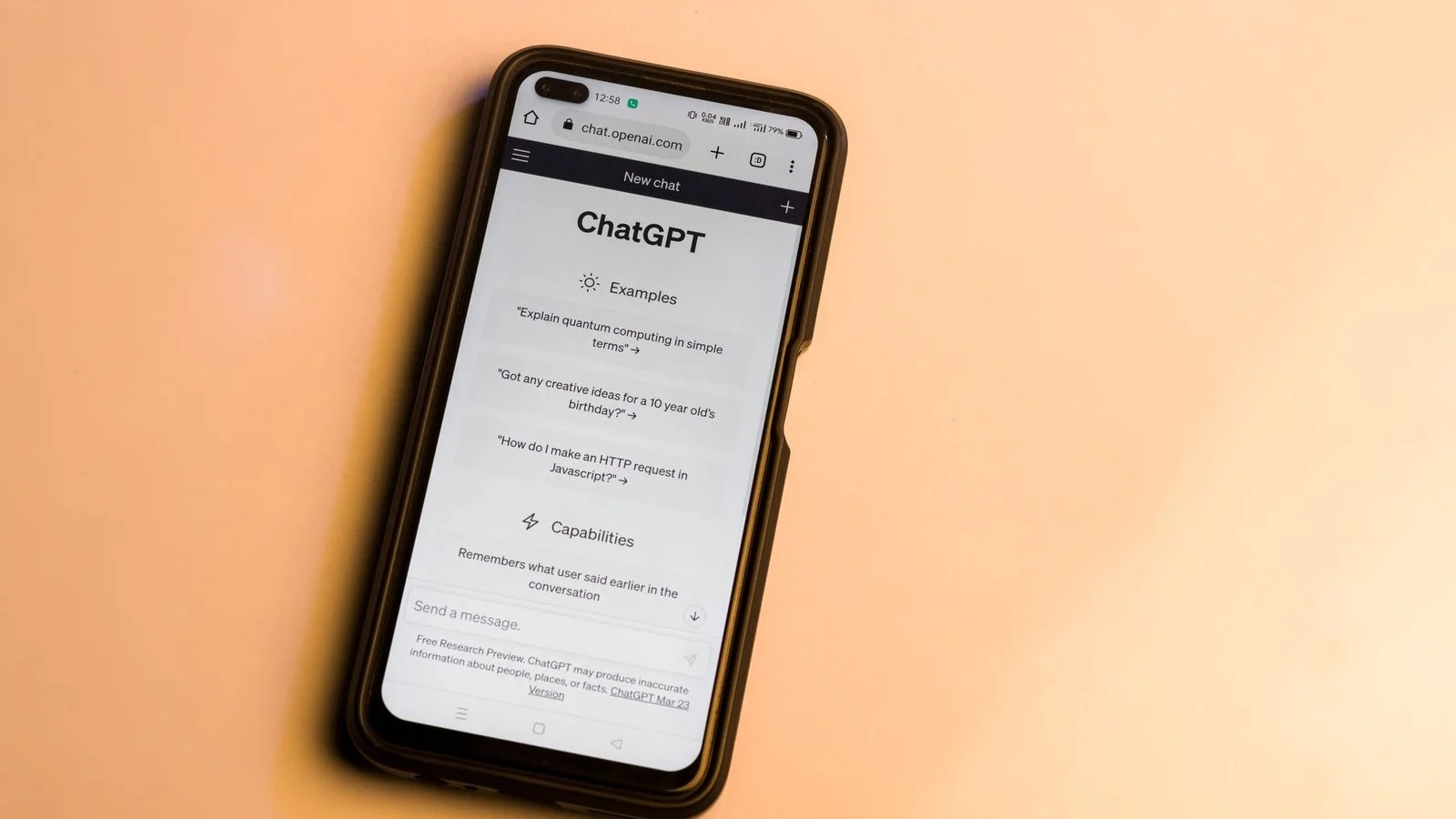 ChatGPT OpenAI introduction sur écran de smartphone