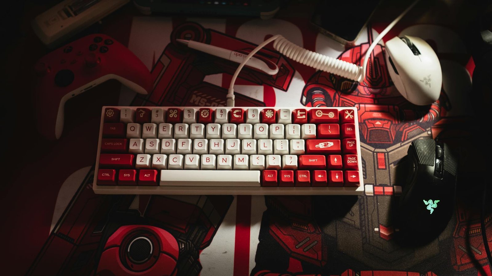 Clavier gaming compact 70% rouge et blanc sur bureau gamer