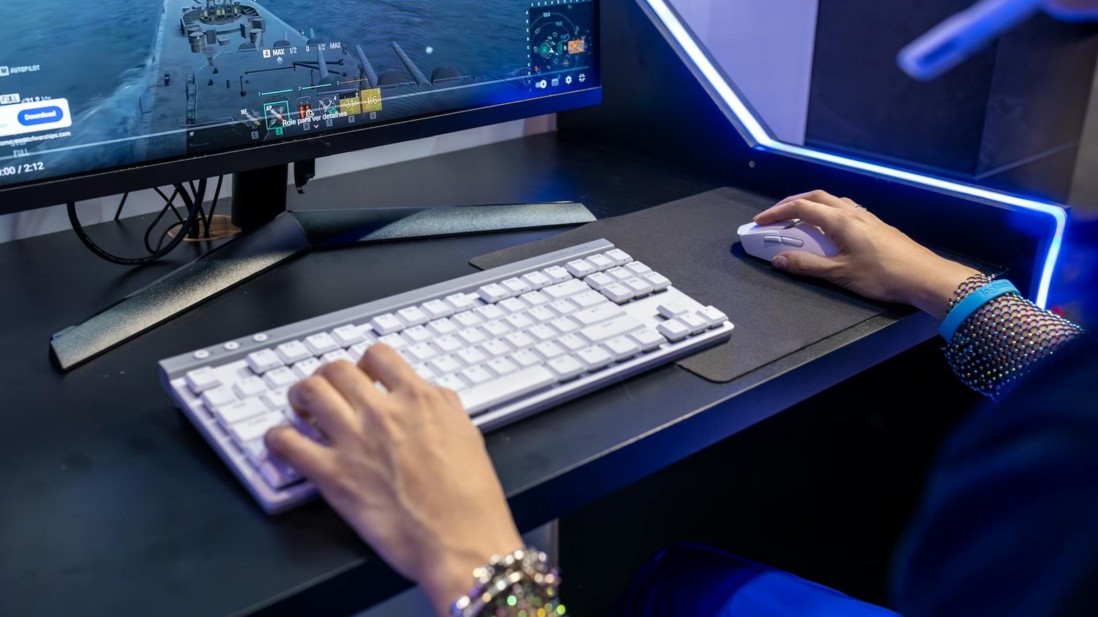 Clavier gaming sans fil blanc sur bureau avec écran de jeu