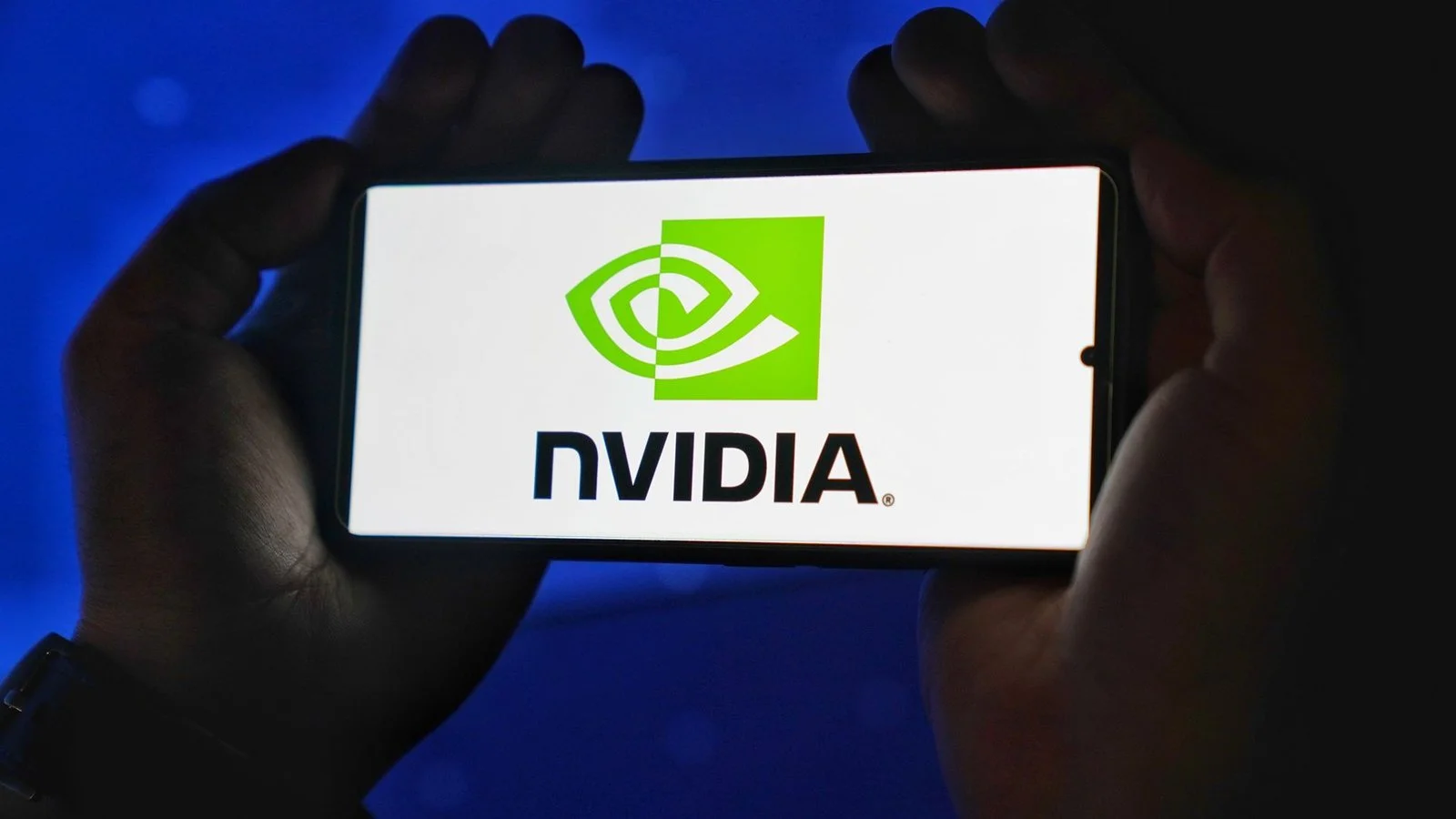 Logo Nvidia affiché sur écran de téléphone fond bleu