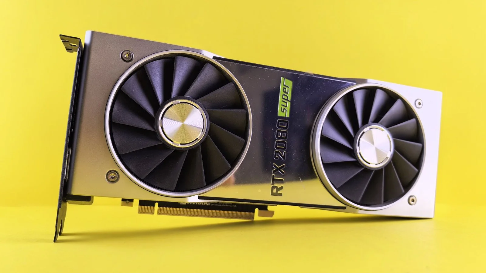 Carte graphique Nvidia RTX 2080 Super sur fond jaune