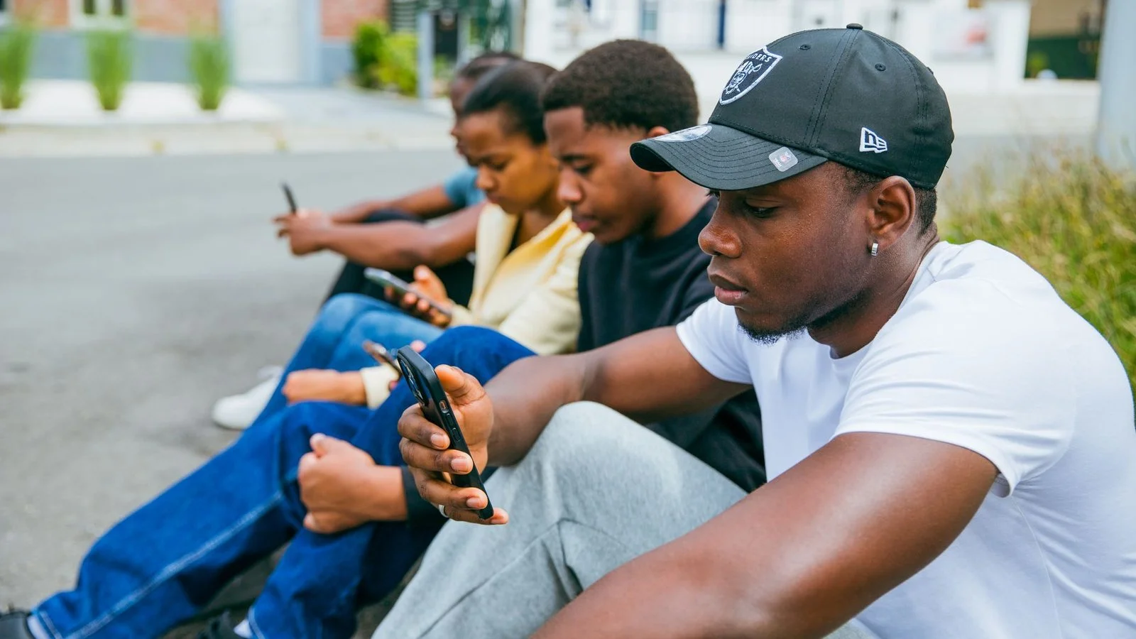 Réseaux sociaux adolescents utilisant smartphones en groupe