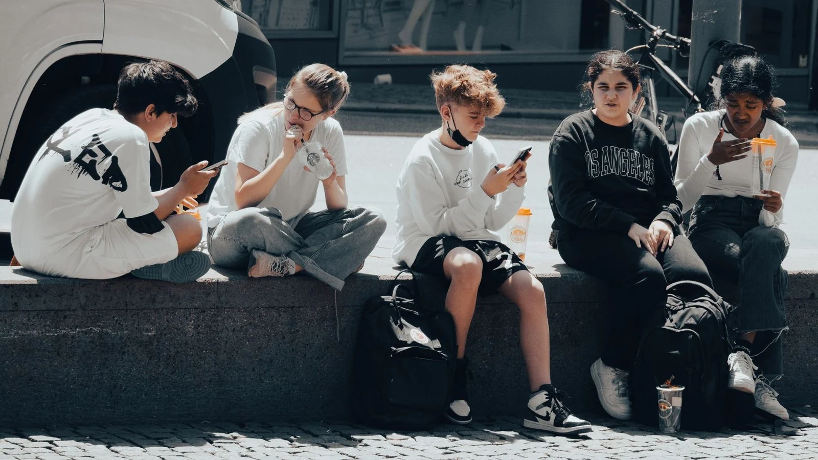 Interdiction réseaux sociaux mineurs groupe ados smartphones en ville