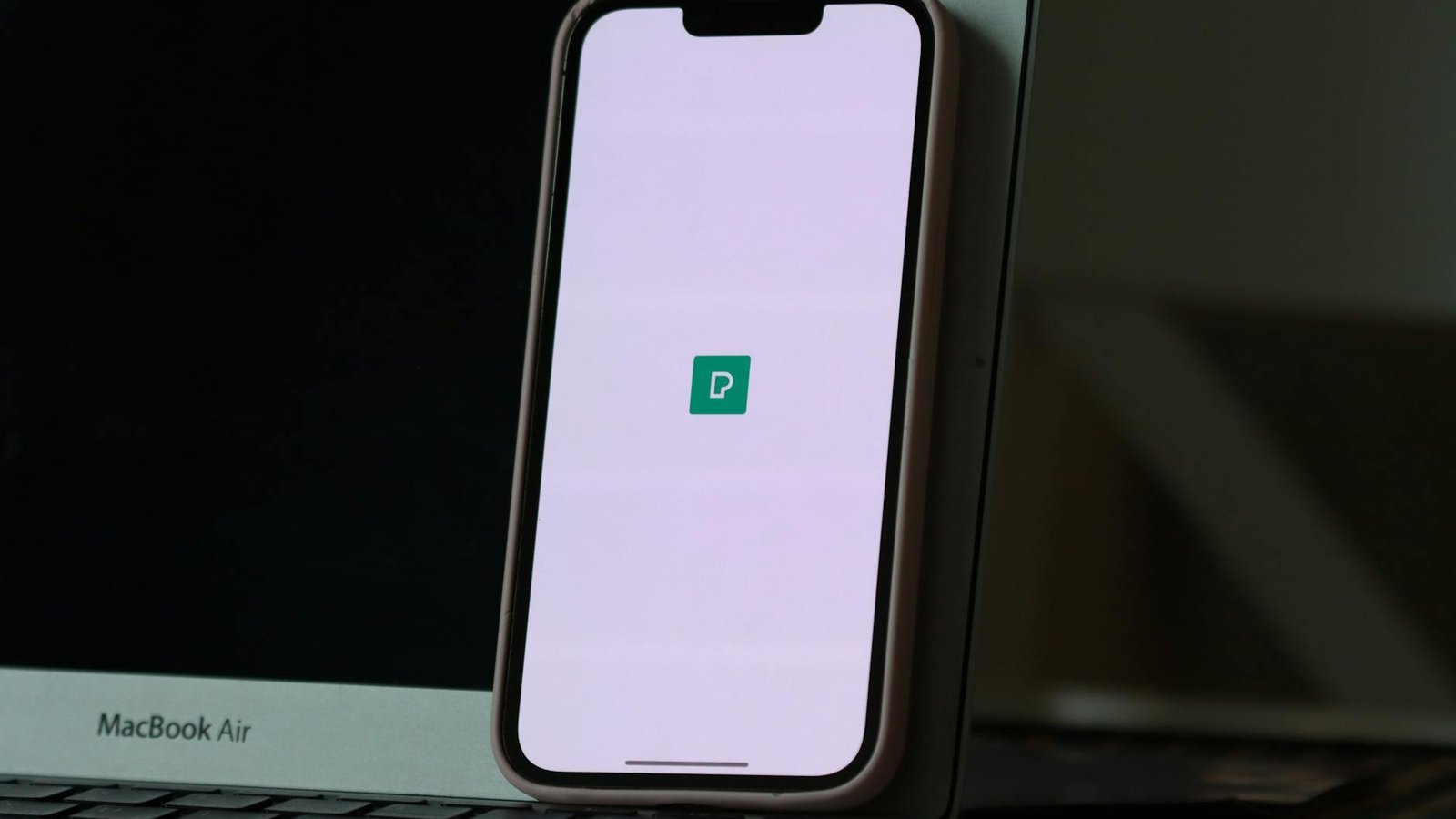 Logo Dashlane sur écran de smartphone — application gestionnaire de mots de passe