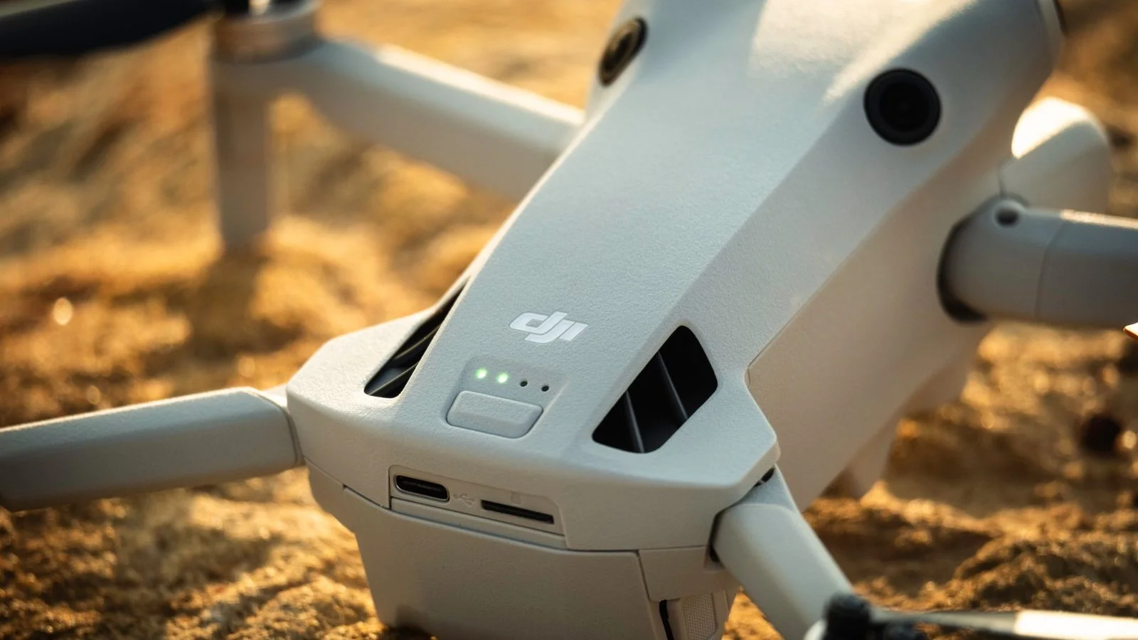 Drone DJI Mini avec logo et voyants LED sur sable