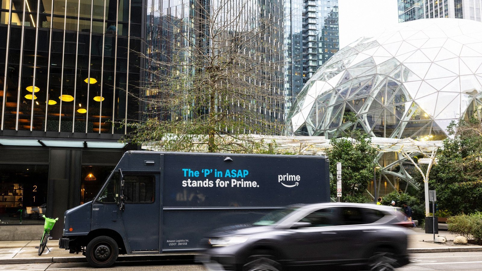 Camion Amazon Prime devant les Spheres du siège Amazon à Seattle
