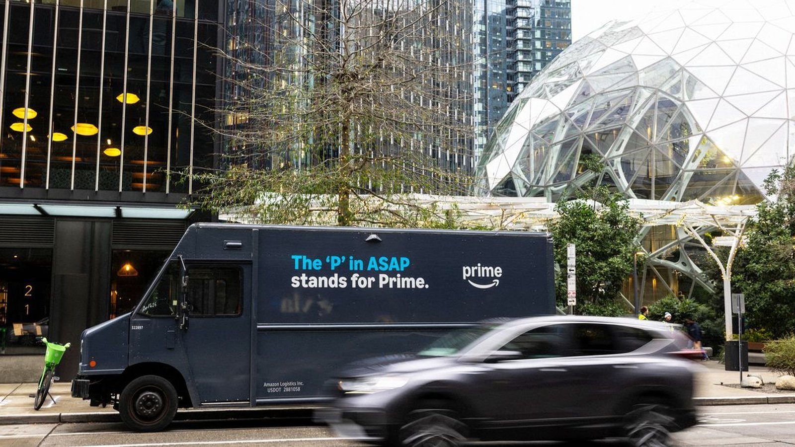 Véhicule Amazon Prime livraison devant siège social Seattle