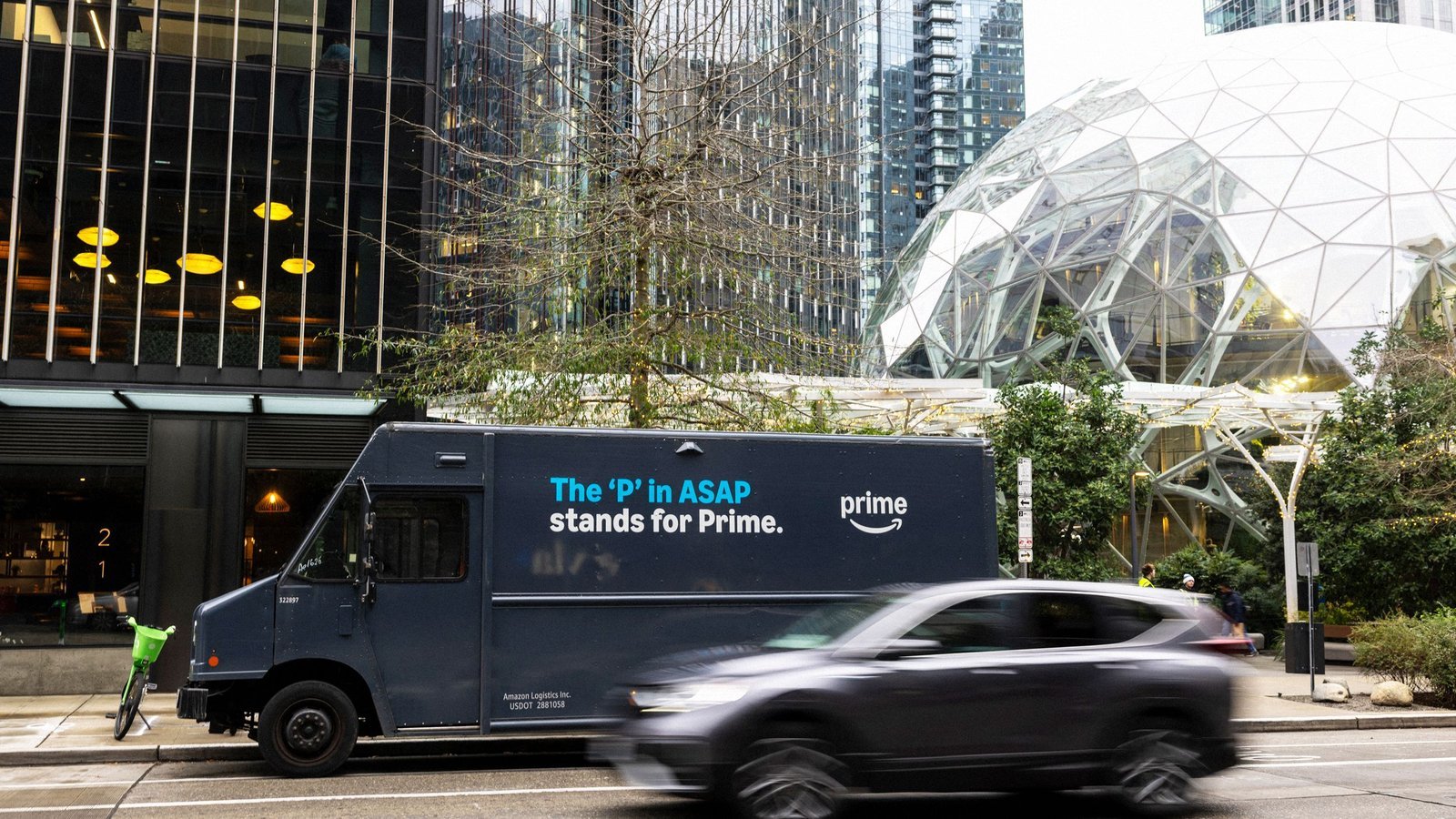 Camion Amazon livraison Prime slogan ASAP centre-ville Seattle