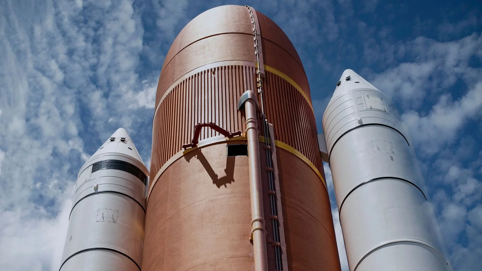 Fusée orbitale commerciale vue du bas avec boosters latéraux