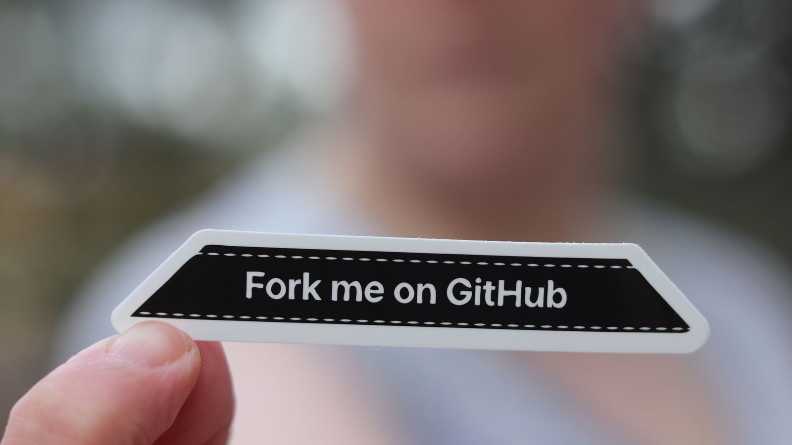 GitHub - autocollant Fork me on GitHub tenu en main