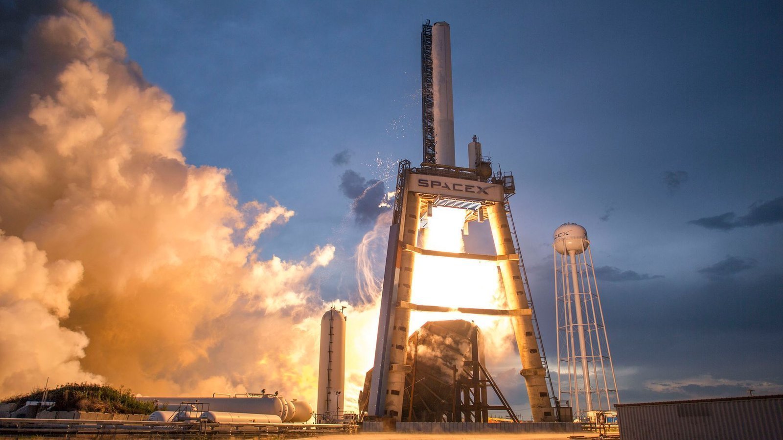 SpaceX IPO – lancement de fusée Falcon avec flammes au décollage