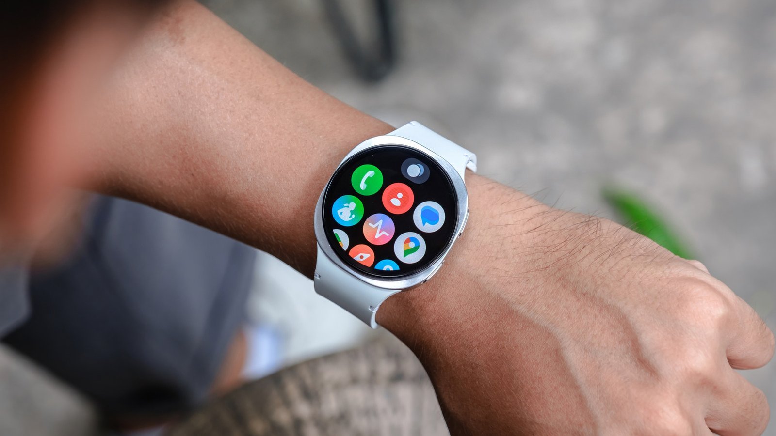 Galaxy Watch au poignet affichant le menu des applications