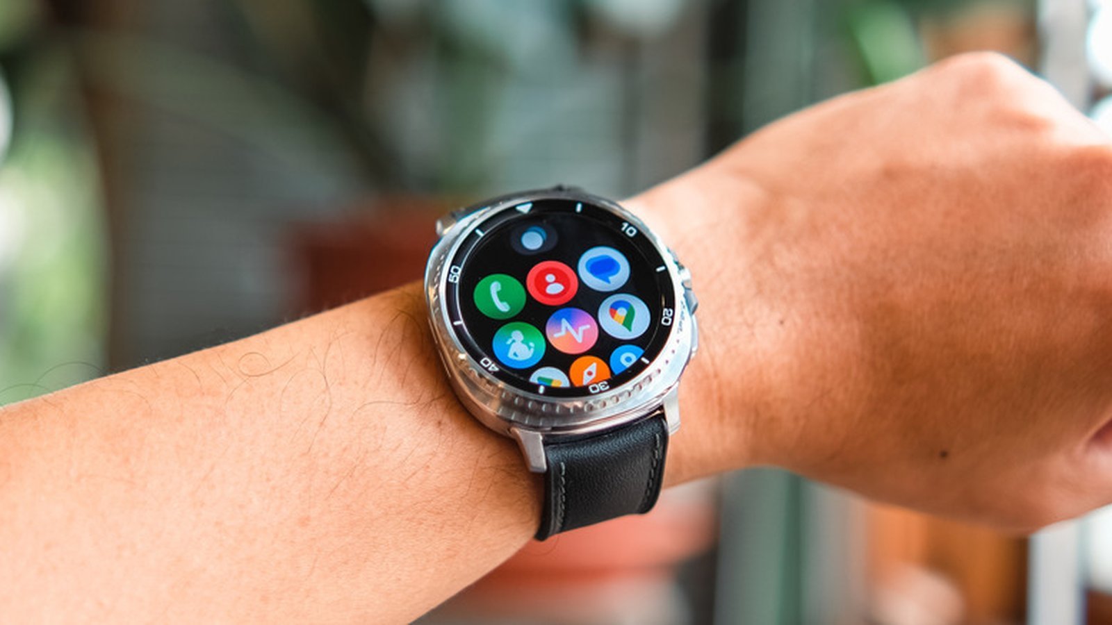 Galaxy Watch Classic au poignet avec menu des applications affiché
