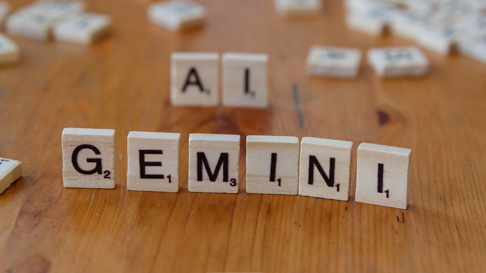 Gemini IA en tuiles Scrabble sur table en bois