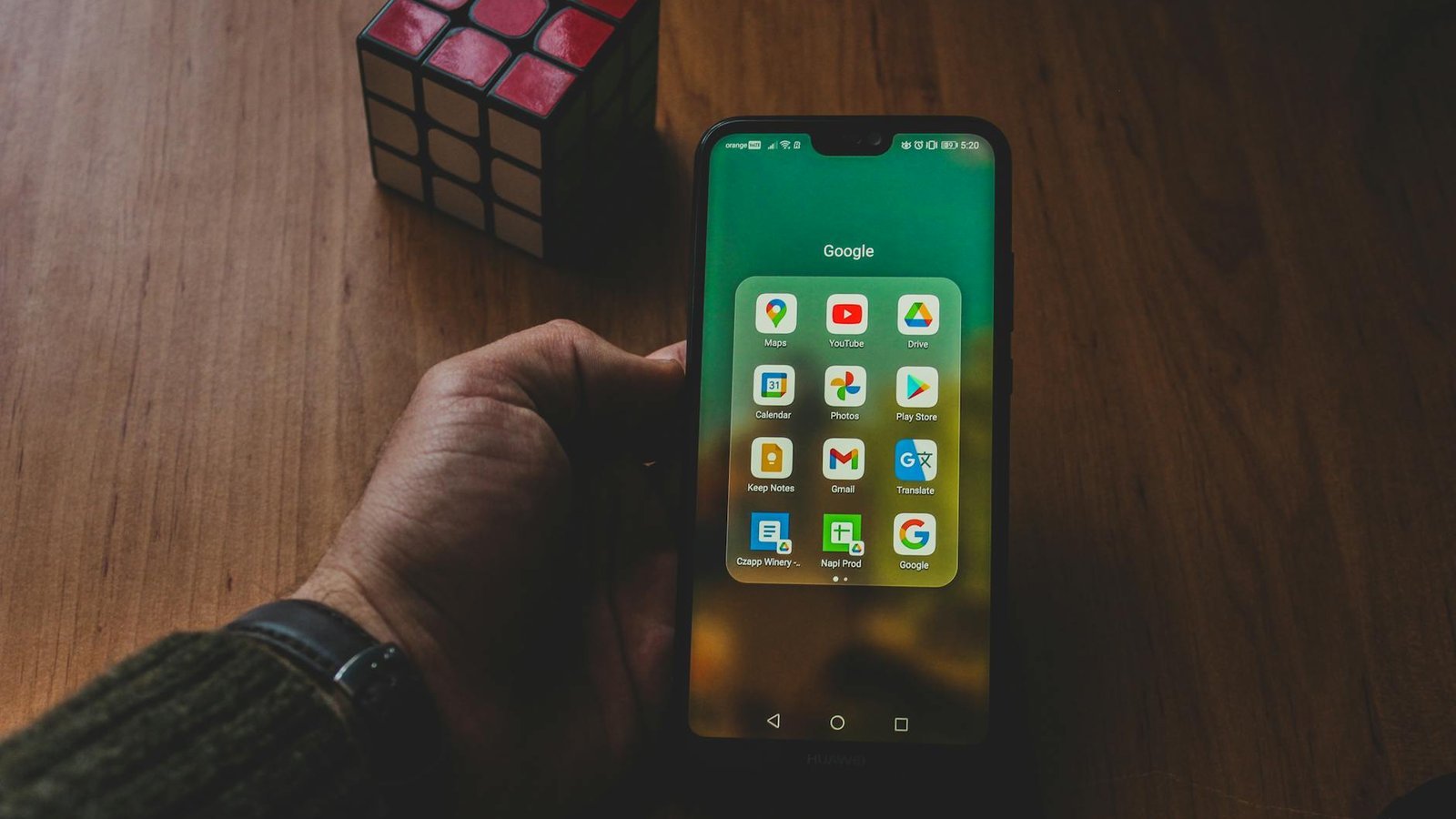 Dossier applications Google sur smartphone Android tenu en main