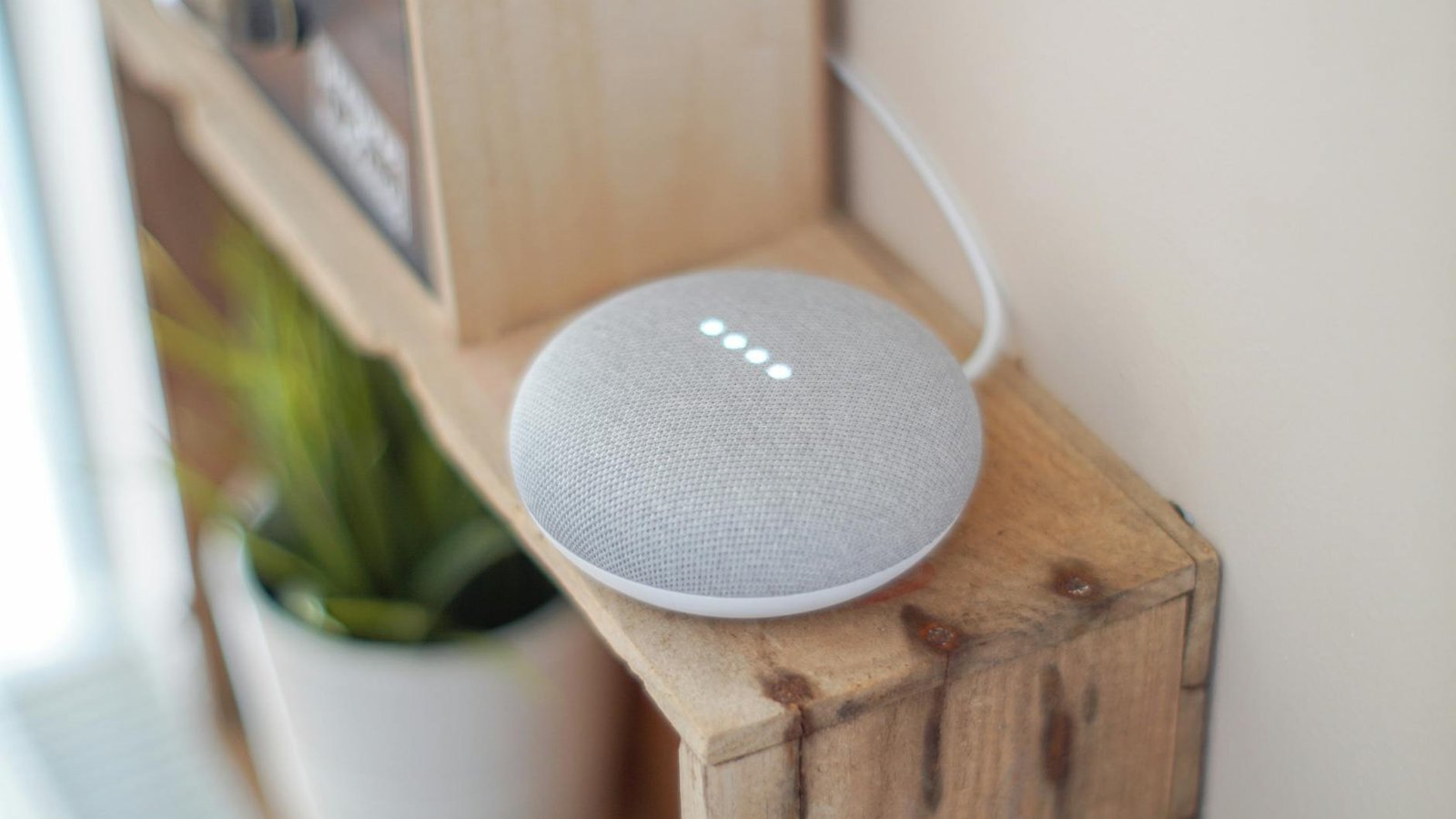 Google Home Mini avec LED actives, commandes vocales Gemini