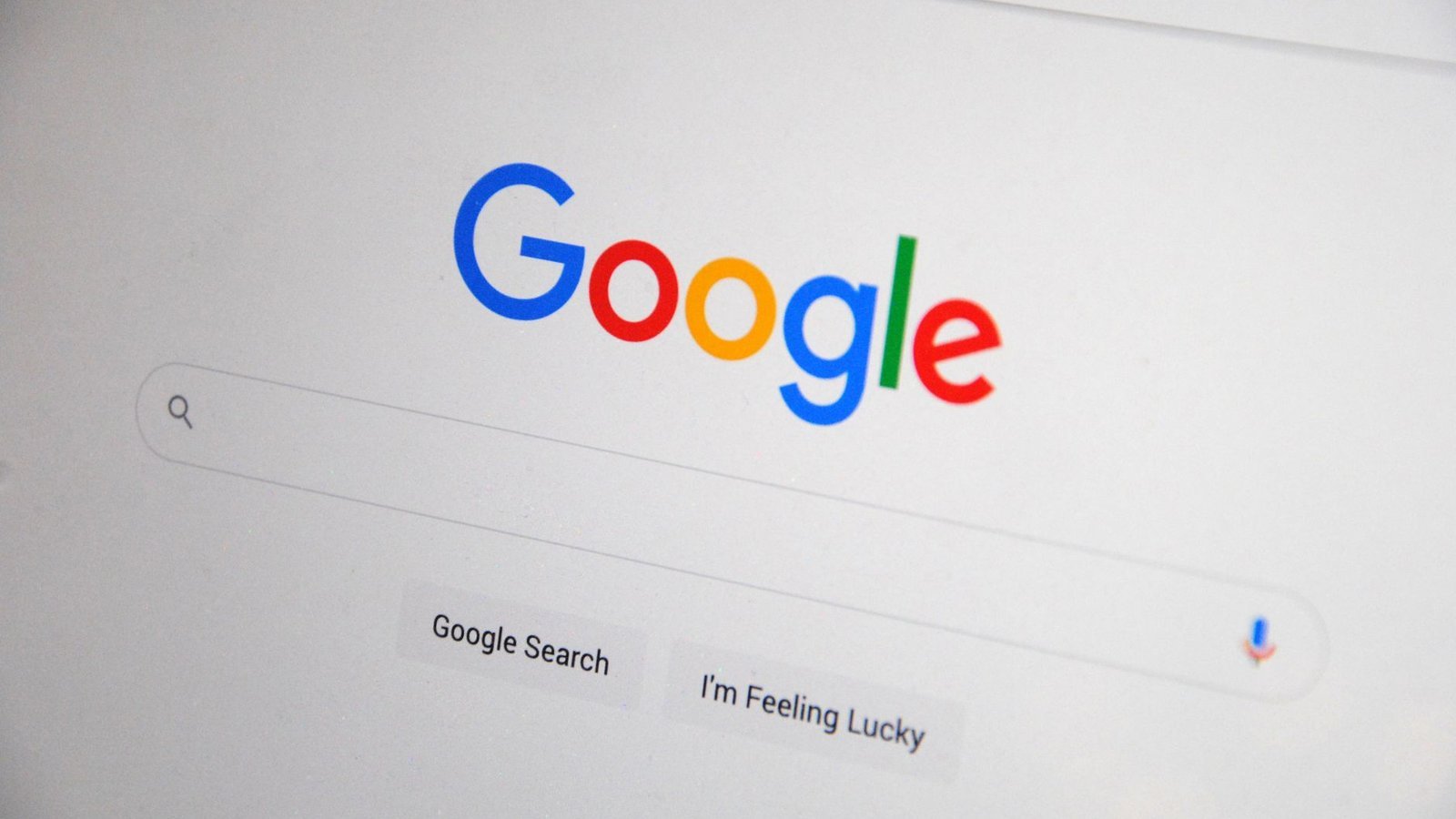 Page d'accueil Google sur écran, réseau criminel Gemini arnaque