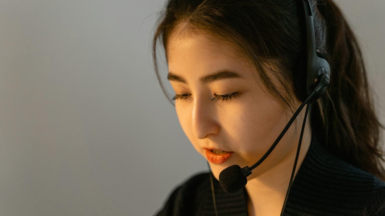 Service client IA : agente avec casque micro en centre d'appels