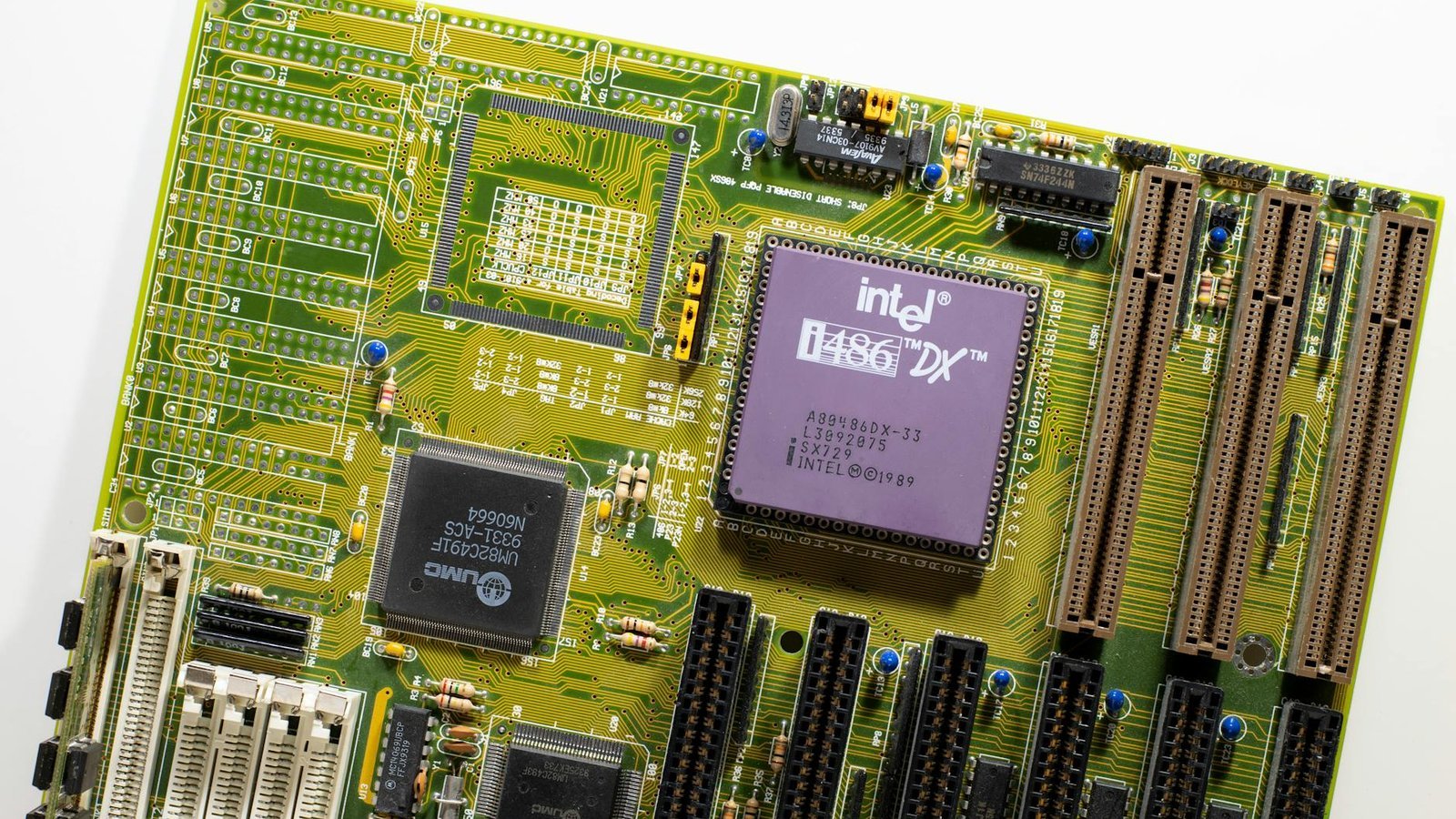 Processeur Intel i486 DX sur carte mère jaune-verte vintage