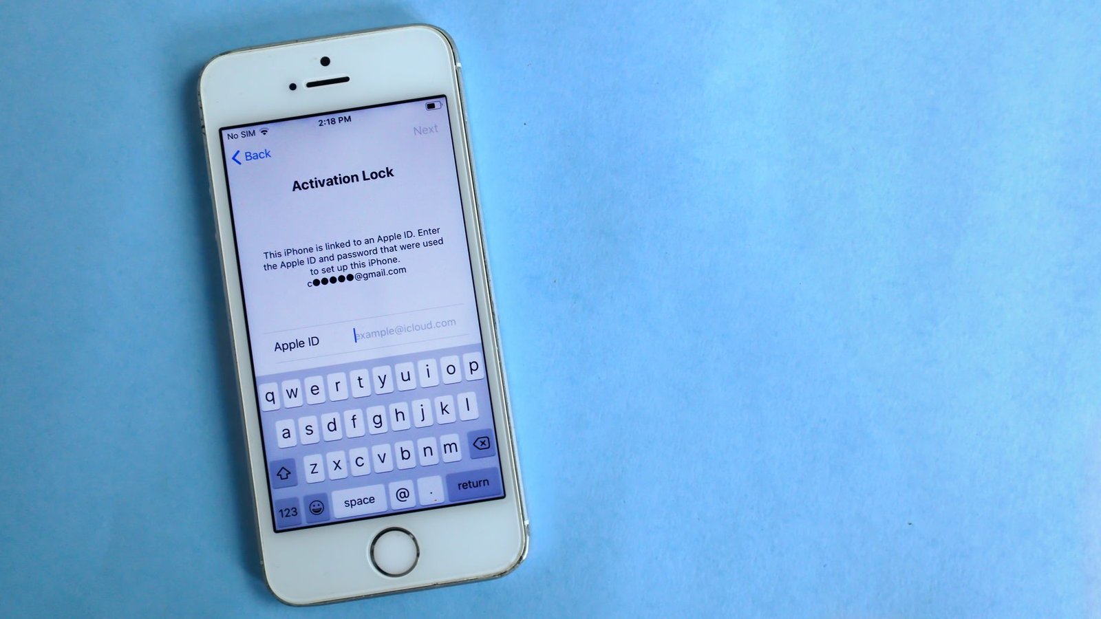 Interface iOS sur iPhone avec écran de verrouillage Apple
