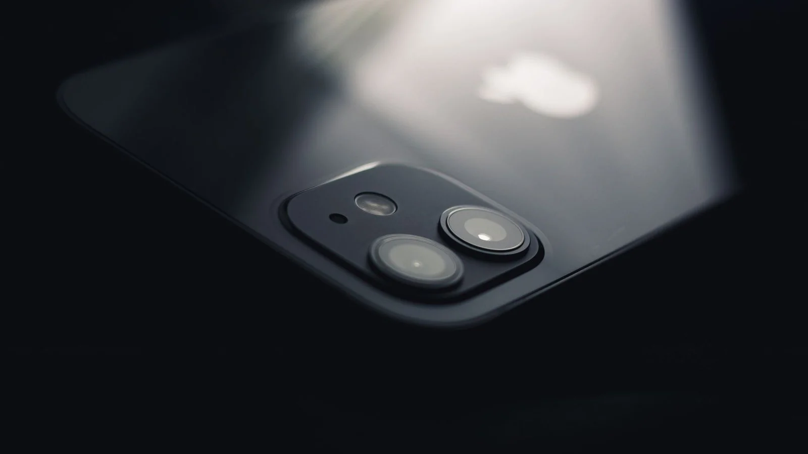 iPhone Ultra noir double capteur photo gros plan logo Apple