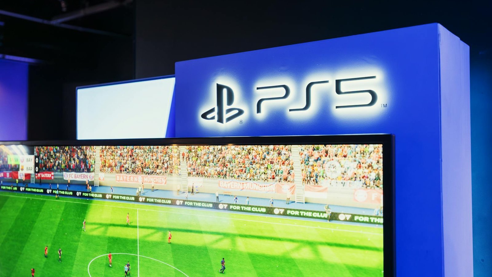 Logo PS5 PlayStation 5 officiel avec écran de jeu football en arrière-plan