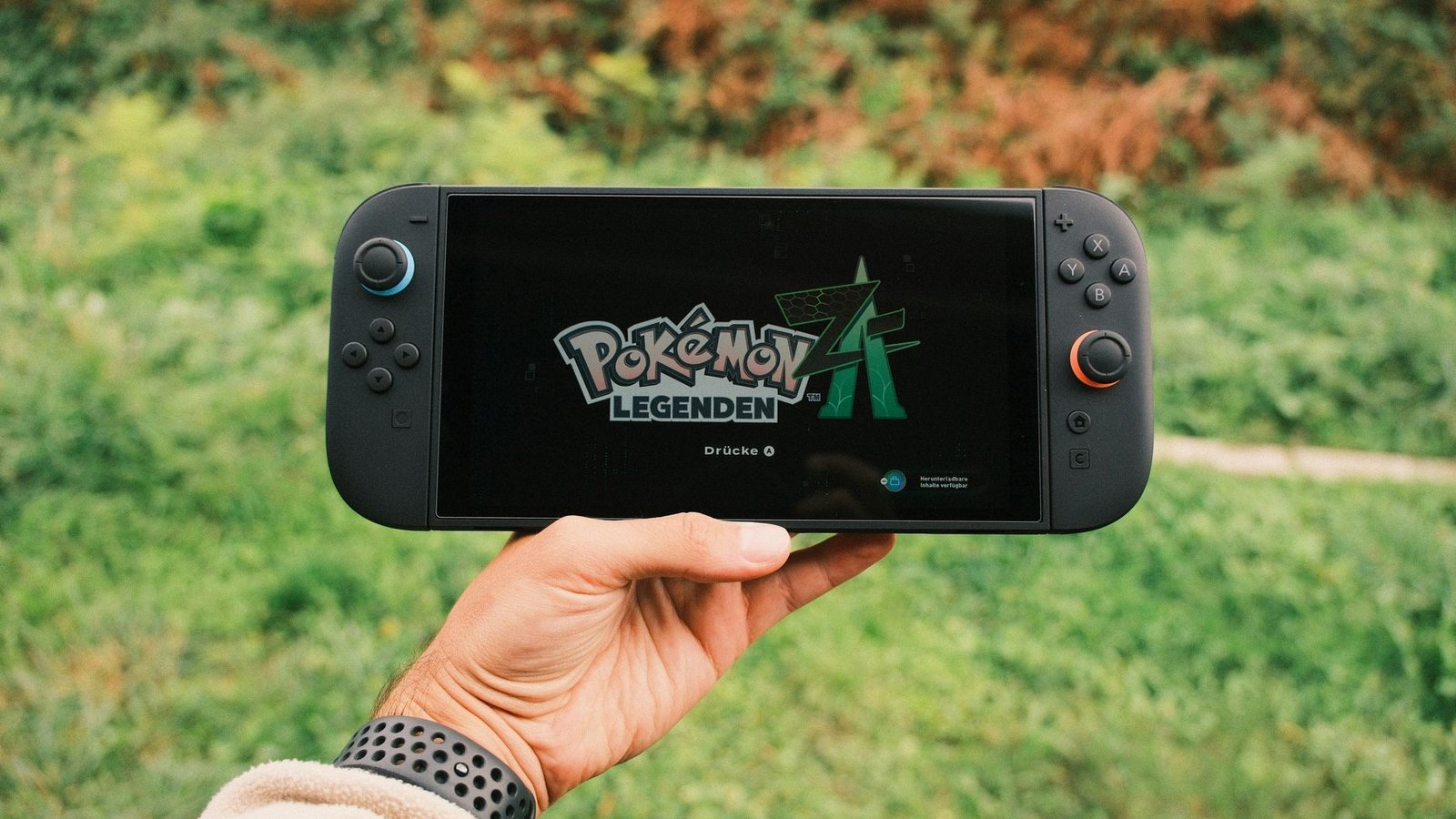 Nintendo Switch portable avec jeu Pokémon Légendes affiché à l'écran