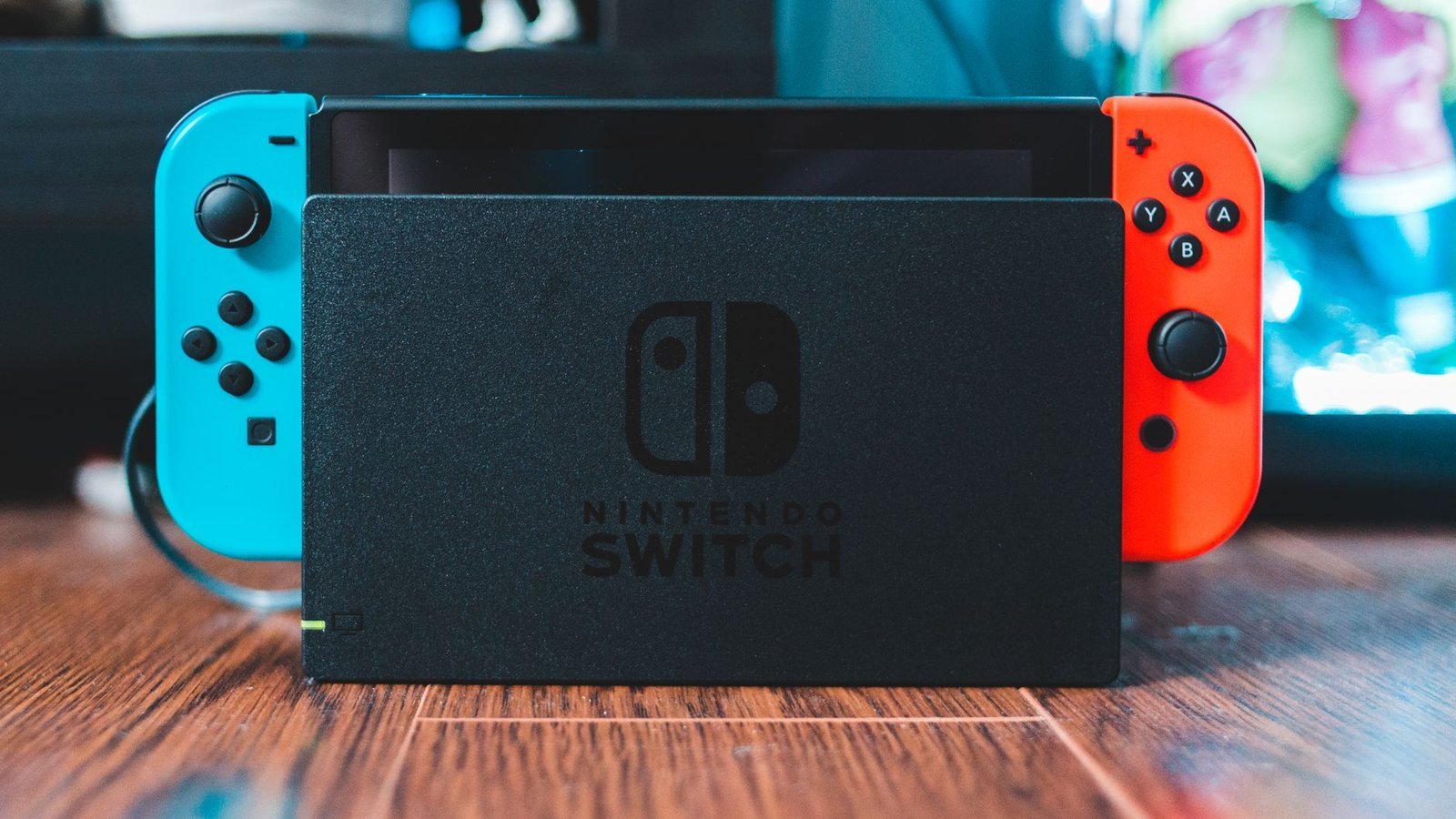 Nintendo Switch sur dock avec Joy-Con bleu et rouge, logo visible