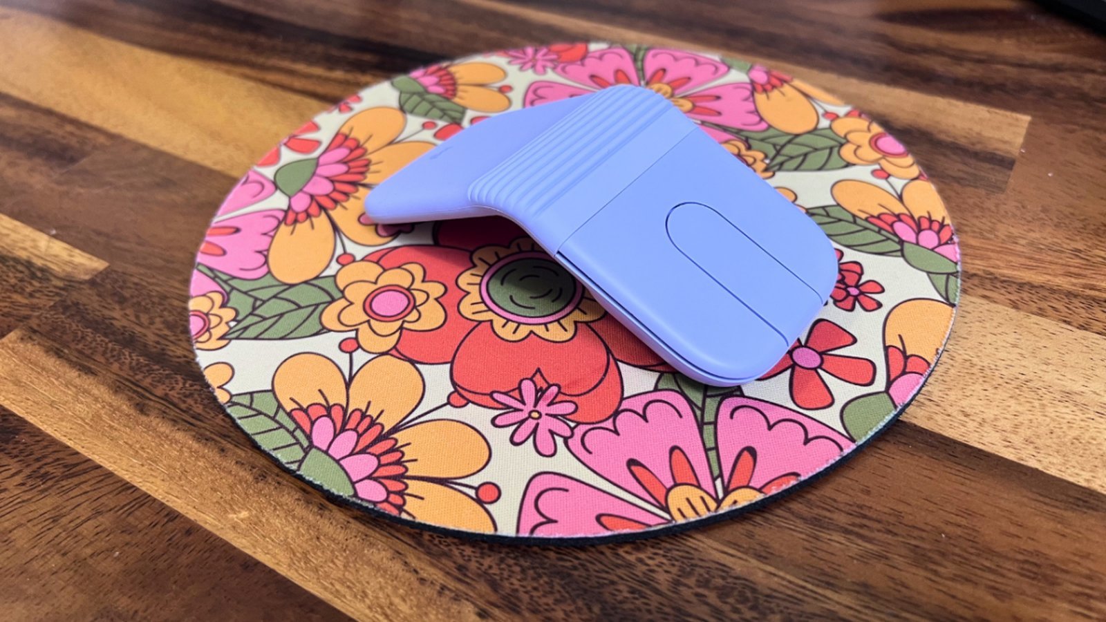 Logitech Mobi Fold souris pliable violette sur tapis de souris fleuri