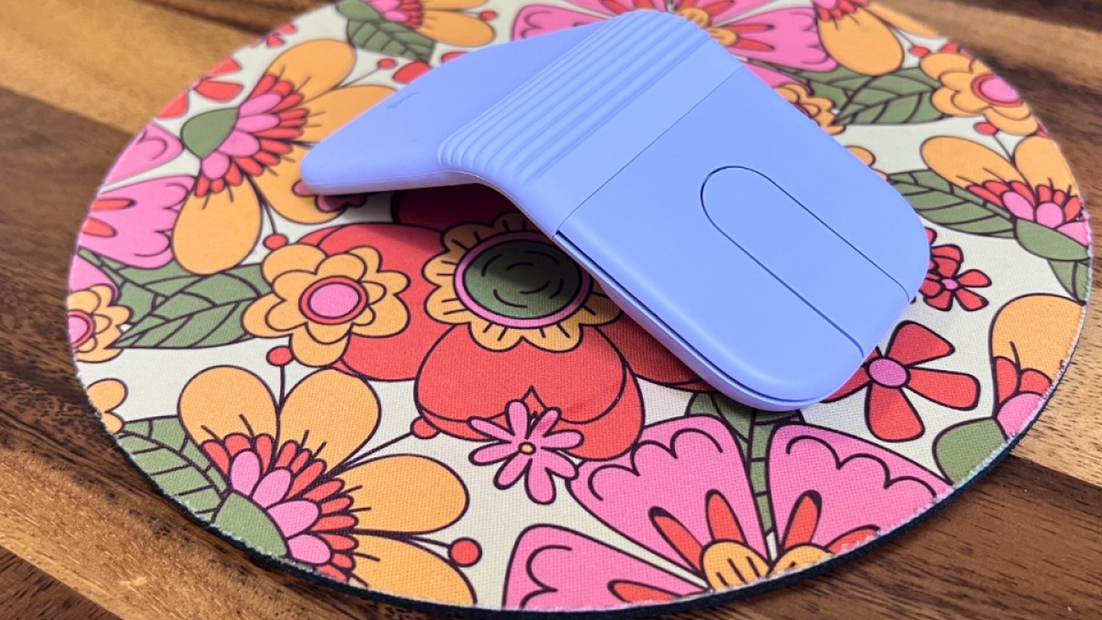 Souris pliable Logitech Mobi Fold couleur lavande sur tapis fleuri