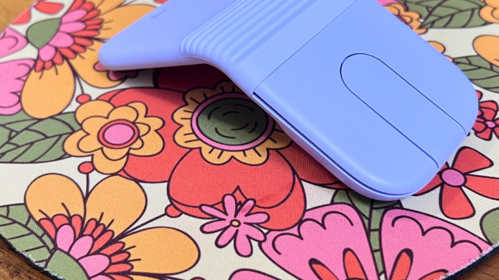Logitech Mobi Fold design compact replié, détail charnière souris nomade