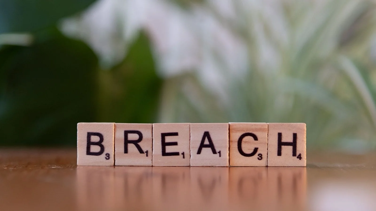 Violation de données – mot BREACH en lettres Scrabble